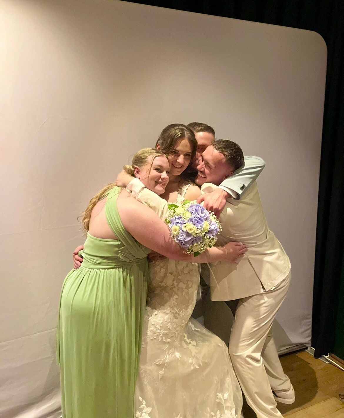 Brautpaar und Freunde nutzen Fotobox bei Hochzeitsfeier