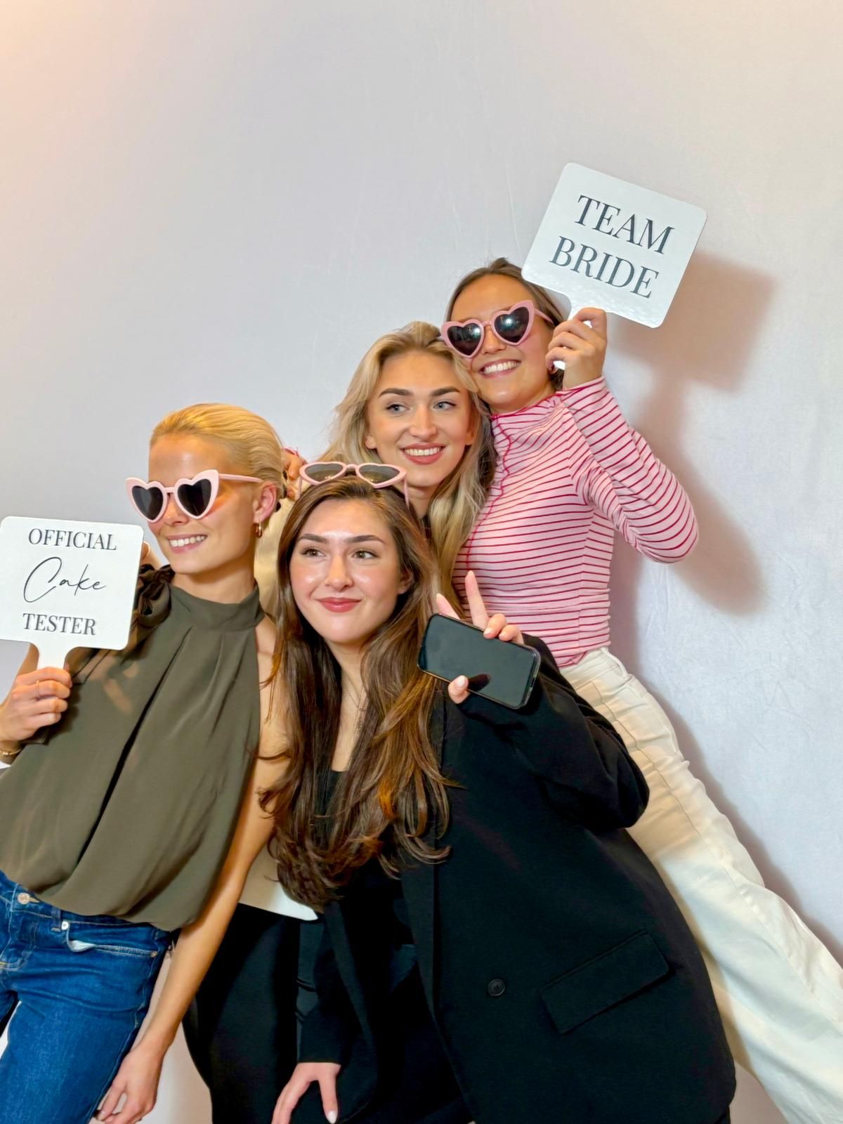 Freundinnen mit Team-Bride-Schildern und Herz-Sonnenbrillen vor Fotobox – Hochzeit Bremen
